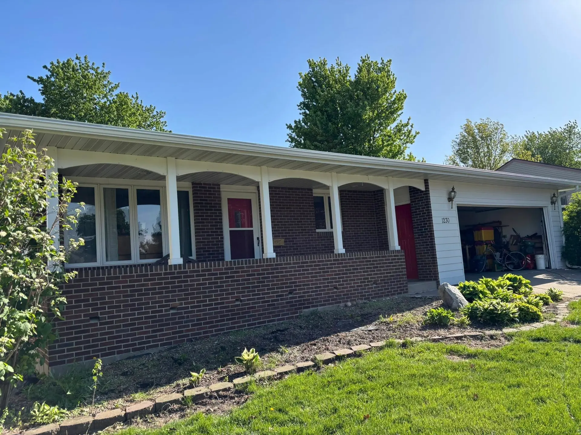 Custom 6" seamless gutter run installed by JC's Seamless Gutters